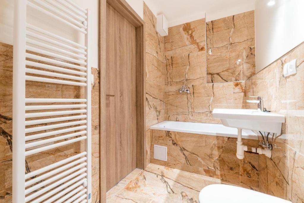 Brand New Studio Apartment #24 In Elite Residence With Free Secure Parking In The Center Praga Exterior foto